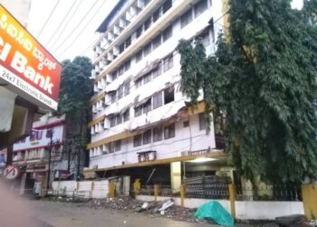 ಮಂಗಳೂರು : ಕುಸಿಯುವ ಭೀತಿಯಲ್ಲಿ ಶ್ರೀನಿವಾಸ್  ಹೊಟೇಲ್ ಕಟ್ಟಡ ..????