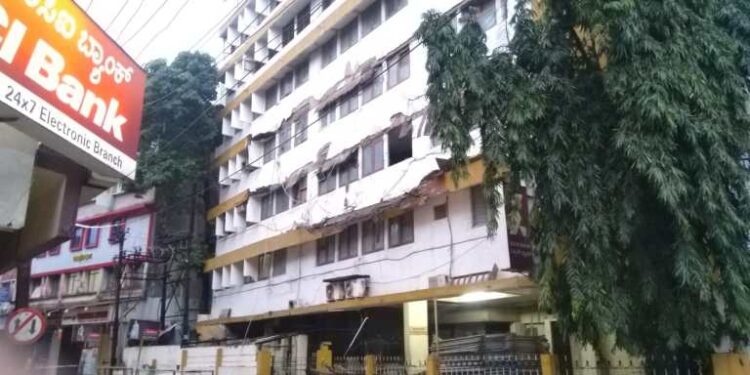 ಮಂಗಳೂರು : ಕುಸಿಯುವ ಭೀತಿಯಲ್ಲಿ ಶ್ರೀನಿವಾಸ್  ಹೊಟೇಲ್ ಕಟ್ಟಡ ..????