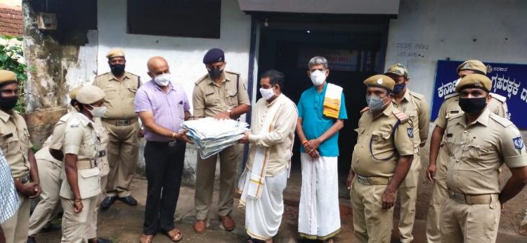 ಪುತ್ತೂರು: ಡಾ. ಮುರಲೀಮೋಹನ್ ಚೂಂತಾರು ರವರಿಂದ  ಹೋಮ್ ಗಾರ್ಡ್ ಸಿಬ್ಬಂದಿಗಳಿಗೆ ಸೊಳ್ಳೆ ಪರದೆ ವಿತರಣೆ, ವನಮಹೋತ್ಸವ