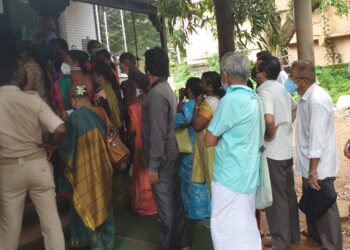 ಪುತ್ತೂರು : ಕೊವ್ಯಾಕ್ಸಿನ್ ಎರಡನೇ ಡೋಸ್ ಲಸಿಕೆಗೆ ನೂಕು ನುಗ್ಗಲು; ಲಸಿಕೆ ಪಡೆಯಲು ಮುಗಿಬಿದ್ದ ಜನತೆ