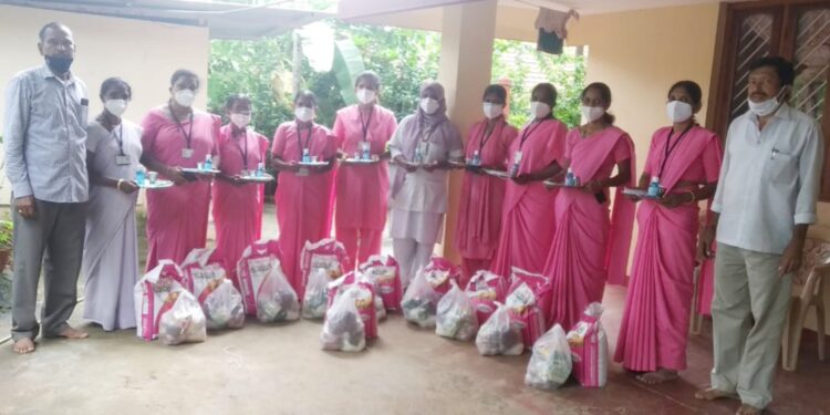 ನರಿಕೊಂಬು : ನಿವೃತ್ತ ಸೈನಿಕ ಮೋಹನ್ ಸುಮತಿ ದಂಪತಿಗಳಿಂದ ಆಶಾಕಾರ್ಯಕರ್ತೆಯರಿಗೆ ಅಗತ್ಯ ಸಾಮಾಗ್ರಿಗಳ ಕಿಟ್ ವಿತರಣೆ