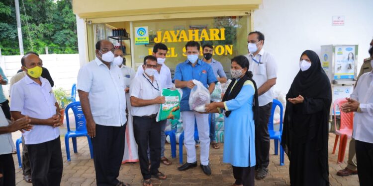 ಕೊರೊನಾ ಸಂಕಷ್ಟದಲ್ಲಿರುವ ಬಡ ಕುಟುಂಬಗಳಿಗೆ ನೆರವಿನ ಹಸ್ತ ಚಾಚಿದ ಯುವಮೋರ್ಚಾ ಮುಖಂಡ ‘ಸಹಜ್ ರೈ ಬಳಜ್ಜ’