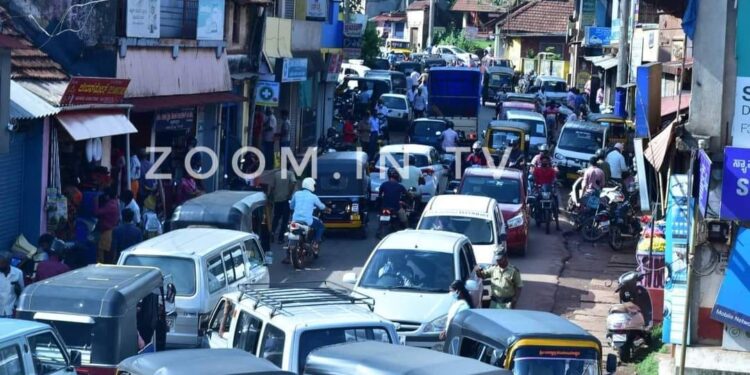 ಲಾಕ್ ಡೌನ್ ನಡುವೆಯೂ ವಾಹನಗಳಿಂದ ತುಂಬಿ ತುಳುಕಿದ ವಿಟ್ಲ ಪೇಟೆ…!!
