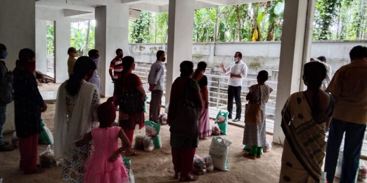 ಪುತ್ತೂರು : ಕೊರೊನಾ ಸಂಕಷ್ಟದಲ್ಲಿರುವ ಆಟೋ ಚಾಲಕರಿಗೆ ಮತ್ತು ಬಡ ಕುಟುಂಬಗಳಿಗೆ ಅಶೋಕ್  ರೈ ಕೋಡಿಂಬಾಡಿ ಯವರಿಂದ ಅಗತ್ಯ ವಸ್ತುಗಳ ಕಿಟ್ ವಿತರಣೆ