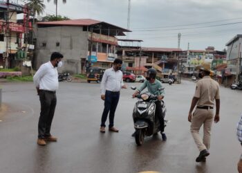 ಪುತ್ತೂರು : ತಹಸೀಲ್ದಾರ್, ಪೌರಾಯುಕ್ತರಿಂದ ಫೀಲ್ಡ್ ಗೆ ಇಳಿದು ತಪಾಸಣೆ ; ಅನಗತ್ಯ ವಾಹನ ಸಂಚಾರಕ್ಕೆ ಕಡಿವಾಣ