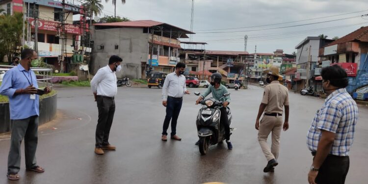 ಪುತ್ತೂರು : ತಹಸೀಲ್ದಾರ್, ಪೌರಾಯುಕ್ತರಿಂದ ಫೀಲ್ಡ್ ಗೆ ಇಳಿದು ತಪಾಸಣೆ ; ಅನಗತ್ಯ ವಾಹನ ಸಂಚಾರಕ್ಕೆ ಕಡಿವಾಣ
