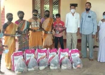 ಬಂಟ್ವಾಳ : ನಿವೃತ್ತ ಸೈನಿಕ ಮೋಹನ್ ದಂಪತಿಗಳಿಂದ ಬಡ ಕುಟುಂಬಗಳಿಗೆ ಆಹಾರ ಸಾಮಾಗ್ರಿಗಳ ಕಿಟ್ ವಿತರಣೆ