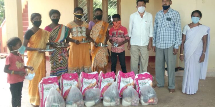 ಬಂಟ್ವಾಳ : ನಿವೃತ್ತ ಸೈನಿಕ ಮೋಹನ್ ದಂಪತಿಗಳಿಂದ ಬಡ ಕುಟುಂಬಗಳಿಗೆ ಆಹಾರ ಸಾಮಾಗ್ರಿಗಳ ಕಿಟ್ ವಿತರಣೆ