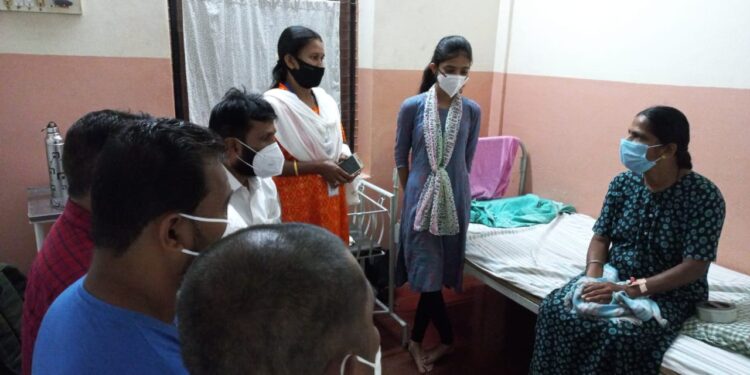 ಡೆಂಗ್ಯೂ ಜ್ವರದಿಂದಾಗಿ ಆಸ್ಪತ್ರೆಗೆ ದಾಖಲಾದ ಆಶಾಕಾರ್ಯಕರ್ತೆಯ ಆರೋಗ್ಯ ವಿಚಾರಿಸಿದ ಮುಂಡೂರು ಗ್ರಾ. ಪಂ. ಅಧ್ಯಕ್ಷರು ಮತ್ತು ಸದಸ್ಯರು