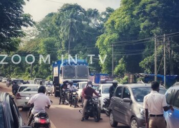 ಪೇಟೆಗೆ ಬರುವ ಎಲ್ಲಾ ವಾಹನಗಳ ಬಿಗಿ ತಪಾಸಣೆ :; ಮುಕ್ರುಂಪಾಡಿ ಚೆಕ್ ಪೋಸ್ಟ್ ಬಳಿ ವಾಹನಗಳ ಕ್ಯೂ…!!!