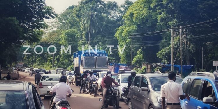 ಪೇಟೆಗೆ ಬರುವ ಎಲ್ಲಾ ವಾಹನಗಳ ಬಿಗಿ ತಪಾಸಣೆ :; ಮುಕ್ರುಂಪಾಡಿ ಚೆಕ್ ಪೋಸ್ಟ್ ಬಳಿ ವಾಹನಗಳ ಕ್ಯೂ…!!!