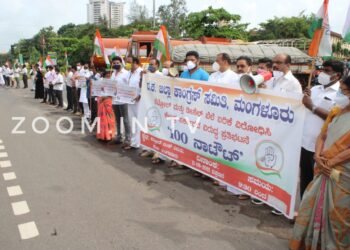 ಜಿಲ್ಲಾ ಕಾಂಗ್ರೆಸ್ ವತಿಯಿಂದ “100 ನಾಟ್ ಔಟ್”  ಟ್ಯಾಗ್ ಲೈನ್‌ ನೊಂದಿಗೆ ಪೆಟ್ರೋಲ್ ಪಂಪ್ ಮುಂದೆ ಪ್ರತಿಭಟನೆ..!