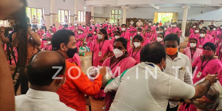 ಪುತ್ತೂರು : ಆಶಾಕಾರ್ಯಕರ್ತೆಯರಿಗೆ ಸಹಜ್ ರೈ ಬಳಜ್ಜ ನೇತೃತ್ವದ ‘ವಿಜಯ ಸಾಮ್ರಾಟ್’ ತಂಡದಿಂದ ಅಗತ್ಯ ಸಾಮಾಗ್ರಿಗಳ ಕಿಟ್ ವಿತರಣೆ