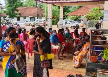 ಕಡಬ : ಸಮುದಾಯ ಆಸ್ಪತ್ರೆಯಲ್ಲಿ ವ್ಯಾಕ್ಸಿನ್ ಗೊಂದಲ ನಿವಾರಣೆಗೆ ಪ್ರಯತ್ನ,ಅಸಹಕಾರ ನೀಡಿದ ಸಿಬ್ಬಂದಿ:; ವಾರ್ ರೂಮ್ ಕಾರ್ಯಕರ್ತರು, ಸಿಬ್ಬಂದಿ ನಡುವೆ ಮಾತಿನ ಚಕಮಕಿ