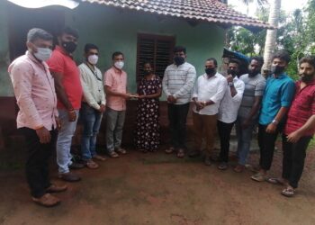 ಬೆಳ್ತಂಗಡಿ : ತಾಲೂಕು ಯುವ ಬಿಲ್ಲವ ವೇದಿಕೆ ವತಿಯಿಂದ  “ಶ್ರೀ ಗುರು ಸೇವೆ ” ಯೋಜನೆಯಡಿಯಲ್ಲಿ ಕ್ಯಾನ್ಸರ್ ನಿಂದ ಬಳಲುತ್ತಿರುವ ಬಾಲಕಿಯ ಚಿಕಿತ್ಸೆಗೆ ಸಹಾಯಧನ ವಿತರಣೆ