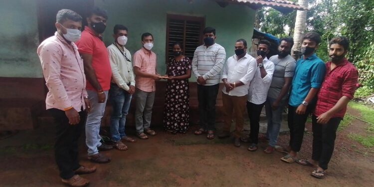 ಬೆಳ್ತಂಗಡಿ : ತಾಲೂಕು ಯುವ ಬಿಲ್ಲವ ವೇದಿಕೆ ವತಿಯಿಂದ  “ಶ್ರೀ ಗುರು ಸೇವೆ ” ಯೋಜನೆಯಡಿಯಲ್ಲಿ ಕ್ಯಾನ್ಸರ್ ನಿಂದ ಬಳಲುತ್ತಿರುವ ಬಾಲಕಿಯ ಚಿಕಿತ್ಸೆಗೆ ಸಹಾಯಧನ ವಿತರಣೆ