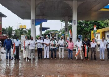 ವಿಟ್ಲ-ಉಪ್ಪಿನಂಗಡಿ ಬ್ಲಾಕ್ ಕಾಂಗ್ರೆಸ್ ವತಿಯಿಂದ ಇಂಧನ ಬೆಲೆ ಏರಿಕೆ ವಿರೋಧಿಸಿ “100 ನಾಟೌಟ್” ಟ್ಯಾಗ್ ಲೈನ್ ನೊಂದಿಗೆ ಪ್ರತಿಭಟನೆ