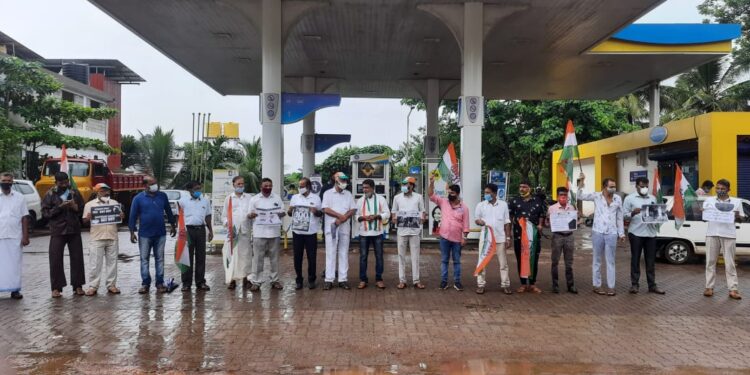 ವಿಟ್ಲ-ಉಪ್ಪಿನಂಗಡಿ ಬ್ಲಾಕ್ ಕಾಂಗ್ರೆಸ್ ವತಿಯಿಂದ ಇಂಧನ ಬೆಲೆ ಏರಿಕೆ ವಿರೋಧಿಸಿ “100 ನಾಟೌಟ್” ಟ್ಯಾಗ್ ಲೈನ್ ನೊಂದಿಗೆ ಪ್ರತಿಭಟನೆ