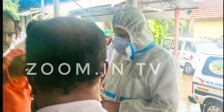 ಪುತ್ತೂರು: ಸ್ವತಃ ಪಿಪಿಇ ಕಿಟ್ ಧರಿಸಿ ಅಂತ್ಯಸಂಸ್ಕಾರಕ್ಕೆ ಕೈ ಜೋಡಿಸಿದ ಶಾಸಕ ಸಂಜೀವ ಮಠಂದೂರು