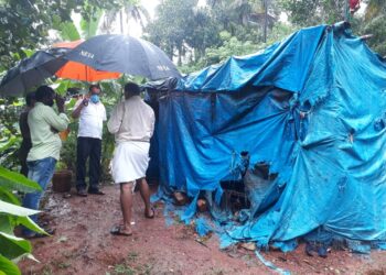 ಬಪ್ಪಳಿಗೆ : ಪ್ಲಾಸ್ಟಿಕ್ ಗುಡಿಸಲಿನಲ್ಲಿ ವಾಸವಿರುವ ಬಡ ಕುಟುಂಬಕ್ಕೆ ನಗರಸಭಾ ಅಧ್ಯಕ್ಷರಿಂದ ಮನೆ ನಿರ್ಮಾಣದ   ಭರವಸೆ