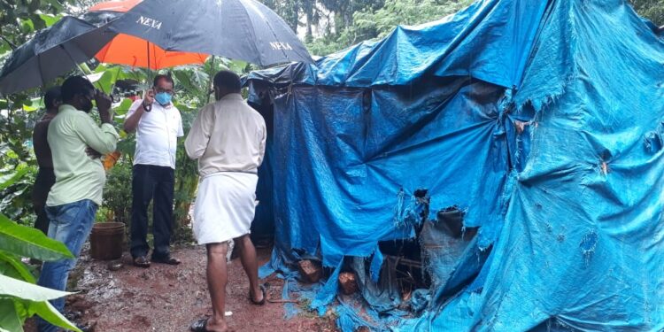 ಬಪ್ಪಳಿಗೆ : ಪ್ಲಾಸ್ಟಿಕ್ ಗುಡಿಸಲಿನಲ್ಲಿ ವಾಸವಿರುವ ಬಡ ಕುಟುಂಬಕ್ಕೆ ನಗರಸಭಾ ಅಧ್ಯಕ್ಷರಿಂದ ಮನೆ ನಿರ್ಮಾಣದ   ಭರವಸೆ