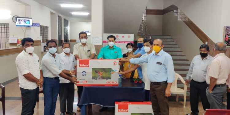 ಉಪ್ಪಿನಂಗಡಿ : ಸಮುದಾಯ ಆರೋಗ್ಯ ಕೇಂದ್ರಕ್ಕೆ ಟೆಲಿವಿಷನ್ ಹಸ್ತಾಂತರ