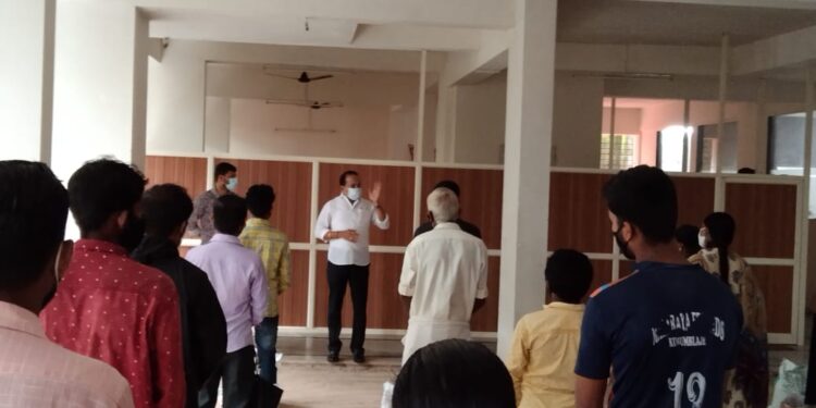 ಪುತ್ತೂರು : ಕೊರೊನಾ ಸಂಕಷ್ಟದಲ್ಲಿರುವ ಬಡ ವರ್ಗದವರಿಗೆ ಅಶೋಕ್ ರೈ ಕೋಡಿಂಬಾಡಿಯವರಿಂದ ಅಗತ್ಯ ಸಾಮಾಗ್ರಿಗಳ ಕಿಟ್ ವಿತರಣೆ