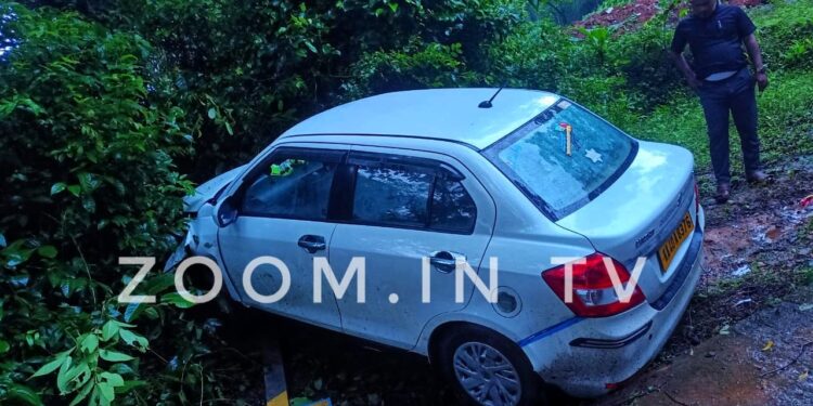 ಅರಸಿನಮಕ್ಕಿ : ಚಾಲಕನ ನಿಯಂತ್ರಣ ತಪ್ಪಿ ಸೂಚನಾ ಫಲಕಕ್ಕೆ ಡಿಕ್ಕಿ ಹೊಡೆದ ಕಾರು
