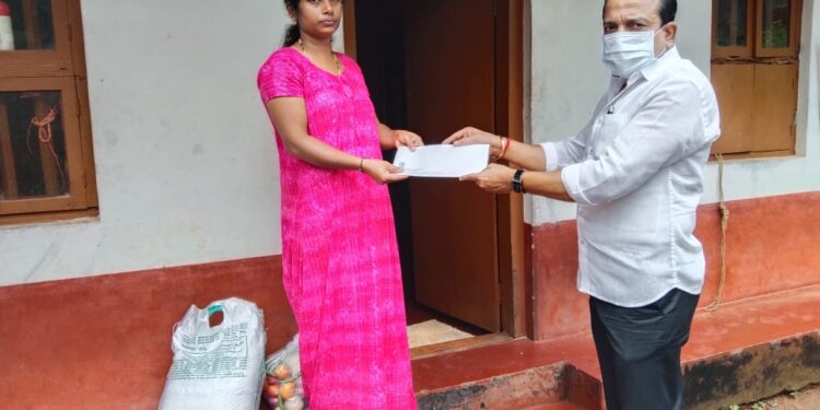 ಬನ್ನೂರು : ಕೊರೊನಾದಿಂದ ಮೃತರಾದ ರಿಕ್ಷಾ ಚಾಲಕ ಜಗದೀಶ್  ಹೆಗ್ಡೆ ಕುಟುಂಬಕ್ಕೆ ಸಹಾಯಹಸ್ತ ಚಾಚಿದ ಅಶೋಕ್ ರೈ ಕೋಡಿಂಬಾಡಿ