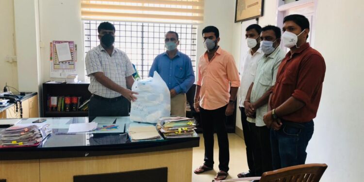 ಪುತ್ತೂರು : ಬಿಜೆಪಿ ಯುವಮೋರ್ಚಾ ಗ್ರಾಮಾಂತರ ಮಂಡಲದ ವತಿಯಿಂದ ಕೋವಿಡ್ ಕೇರ್ ಸೆಂಟರ್ ಗೆ ಮಾಸ್ಕ್ ಹಸ್ತಾಂತರ