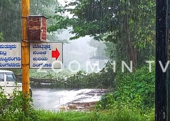 ಮುಕ್ರಂಪಾಡಿ: ಭಾರೀ ಗಾಳಿ ಮಳೆಗೆ ಧರೆಗುರುಳಿದ ಬೃಹತ್ ಗಾತ್ರದ ಮರ:; ಸಂಚಾರ ಬಂದ್ : ಸ್ಥಳೀಯರಿಂದ ಹಾಗೂ ಅಗ್ನಶಾಮಕದಳದ ಸಿಬ್ಬಂದಿ ಗಳಿಂದ ತೆರವು ಕಾರ್ಯ