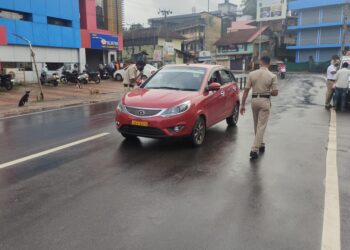 ಪುತ್ತೂರು : ಲಾಕ್ ಡೌನ್ ನಡುವೆಯೂ ಸಂಜೆಯ ವೇಳೆ ವಾಹನಗಳ ಅನಗತ್ಯ ಓಡಾಟ :; ಟ್ರಾಫಿಕ್ ಪೊಲೀಸರಿಂದ ದಂಡ