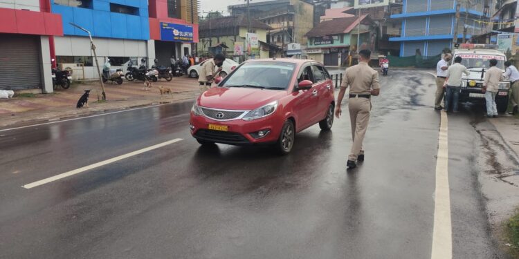 ಪುತ್ತೂರು : ಲಾಕ್ ಡೌನ್ ನಡುವೆಯೂ ಸಂಜೆಯ ವೇಳೆ ವಾಹನಗಳ ಅನಗತ್ಯ ಓಡಾಟ :; ಟ್ರಾಫಿಕ್ ಪೊಲೀಸರಿಂದ ದಂಡ