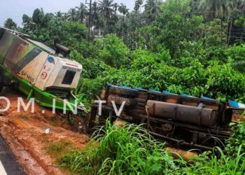 ಮಾಣಿ : ಚಾಲಕನ ನಿಯಂತ್ರಣ ತಪ್ಪಿ ಹೊಂಡಕ್ಕೆ ಉರುಳಿ ಬಿದ್ದ ಯಂತ್ರ ಸಾಗಾಟದ ವಾಹನ..!
