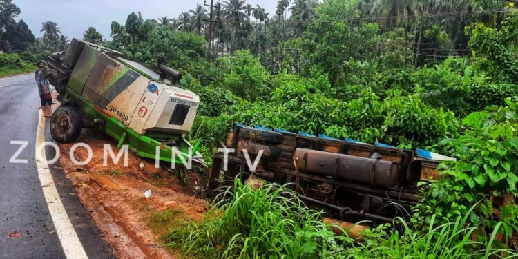 ಮಾಣಿ : ಚಾಲಕನ ನಿಯಂತ್ರಣ ತಪ್ಪಿ ಹೊಂಡಕ್ಕೆ ಉರುಳಿ ಬಿದ್ದ ಯಂತ್ರ ಸಾಗಾಟದ ವಾಹನ..!