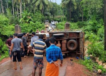 ಪೆರುವಾಯಿಯಲ್ಲಿ ಕೋಳಿ ಸಾಗಾಟದ ಪಿಕಪ್ ಪಲ್ಟಿ:; ಎಲ್ಲರ ಮನೆಯಲ್ಲೂ ಚಿಕನ್ ಡಿನ್ನರ್..!