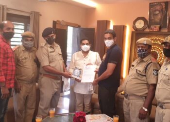 ಪುತ್ತೂರು : ಲಾಕ್ ಡೌನ್ ಸಂದರ್ಭದಲ್ಲಿ ಕರ್ತವ್ಯ ನಿರತ ಗೃಹರಕ್ಷಕ ದಳ ಸಿಬ್ಬಂದಿಗಳಿಗೆ ಉಪಹಾರ ವಿತರಣೆ:; ಮುಳಿಯ ಜ್ಯುವೆಲ್ಲರ್ಸ್ ಸಂಸ್ಥೆಗೆ ದ.ಕ ಗೃಹರಕ್ಷಕ ದಳದ ವತಿಯಿಂದ ಗೌರವ ಸಮರ್ಪಣೆ