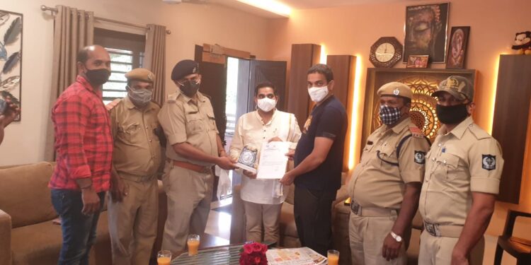 ಪುತ್ತೂರು : ಲಾಕ್ ಡೌನ್ ಸಂದರ್ಭದಲ್ಲಿ ಕರ್ತವ್ಯ ನಿರತ ಗೃಹರಕ್ಷಕ ದಳ ಸಿಬ್ಬಂದಿಗಳಿಗೆ ಉಪಹಾರ ವಿತರಣೆ:; ಮುಳಿಯ ಜ್ಯುವೆಲ್ಲರ್ಸ್ ಸಂಸ್ಥೆಗೆ ದ.ಕ ಗೃಹರಕ್ಷಕ ದಳದ ವತಿಯಿಂದ ಗೌರವ ಸಮರ್ಪಣೆ