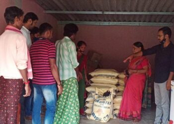 ಮರೋಡಿ : ದಿನೇಶ್ ಬುಣ್ಣನ್ ಮುಂದಾಳತ್ವದಲ್ಲಿ ಮರೋಡಿ ಗ್ರಾಮದ 30 ಬಡ ಕುಟುಂಬಗಳಿಗೆ ಅಕ್ಕಿ ಮತ್ತು ಮಾಸ್ಕ್ ವಿತರಣೆ