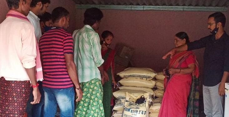 ಮರೋಡಿ : ದಿನೇಶ್ ಬುಣ್ಣನ್ ಮುಂದಾಳತ್ವದಲ್ಲಿ ಮರೋಡಿ ಗ್ರಾಮದ 30 ಬಡ ಕುಟುಂಬಗಳಿಗೆ ಅಕ್ಕಿ ಮತ್ತು ಮಾಸ್ಕ್ ವಿತರಣೆ