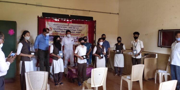 ಪುತ್ತೂರು : ಪ್ರಥಮ ದರ್ಜೆ ಕಾಲೇಜಿನಲ್ಲಿ ಸ್ಮಾರ್ಟ್ ತರಗತಿ ಉದ್ಘಾಟನೆ ಮತ್ತು ಟ್ಯಾಬ್ಲೆಟ್ ಪಿಸಿ ವಿತರಣೆ