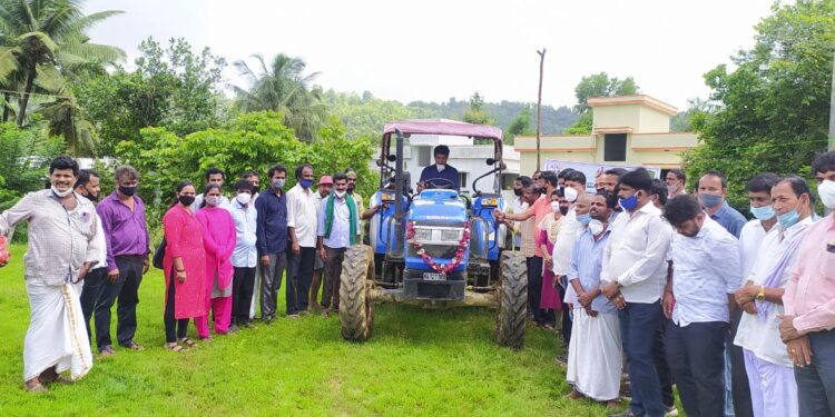 ಹಡಿಲು ಗದ್ದೆಯ ಉಳುವೆ; ಟ್ರಾಕ್ಟರ್ ಚಲಾಯಿಸಿ ಉದ್ಘಾಟಿಸಿದ ಶಾಸಕ ಡಾ. ಭರತ್ ಶೆಟ್ಟಿ