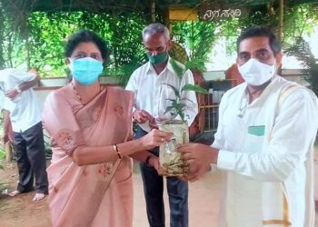 ಪುತ್ತೂರು ಶ್ರೀ ಮಹಾಲಿಂಗೇಶ್ವರ ದೇವಸ್ಥಾನದ ವತಿಯಿಂದ ಮನೆ ಗೊಂದು ಬಿಲ್ವಗಿಡ ವಿತರಣಾ ಕಾರ್ಯಕ್ರಮದ ಅಂಗವಾಗಿ ನಗರಸಭಾ ಸದಸ್ಯೆ ವಿದ್ಯಾಗೌರಿ ಅವರಿಗೆ ಬಿಲ್ವಗಿಡ ವಿತರಣೆ