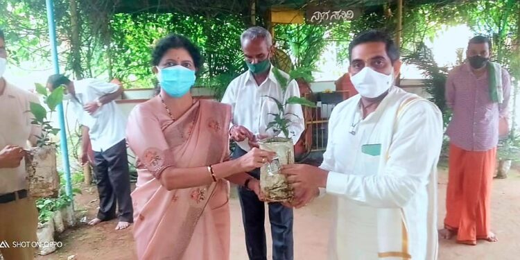 ಪುತ್ತೂರು ಶ್ರೀ ಮಹಾಲಿಂಗೇಶ್ವರ ದೇವಸ್ಥಾನದ ವತಿಯಿಂದ ಮನೆ ಗೊಂದು ಬಿಲ್ವಗಿಡ ವಿತರಣಾ ಕಾರ್ಯಕ್ರಮದ ಅಂಗವಾಗಿ ನಗರಸಭಾ ಸದಸ್ಯೆ ವಿದ್ಯಾಗೌರಿ ಅವರಿಗೆ ಬಿಲ್ವಗಿಡ ವಿತರಣೆ