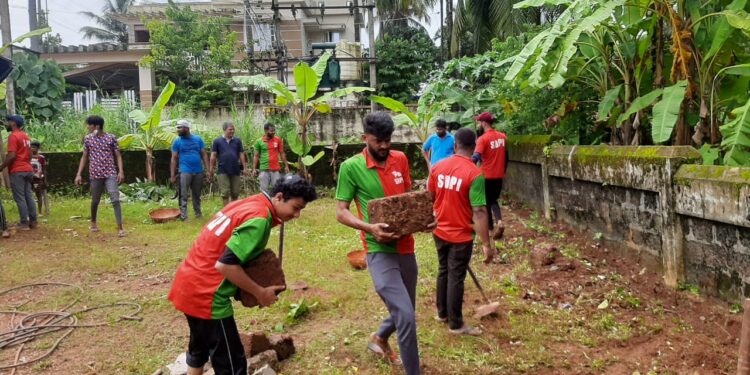 ಕಂಬಳಬೆಟ್ಟು :  ಶಾಂತಿ ನಗರದಲ್ಲಿ ಎಸ್.ಡಿ.ಪಿ.ಐ ವತಿಯಿಂದ ಅಂಗನವಾಡಿ ಪರಿಸರ ಸ್ವಚ್ಛತೆ