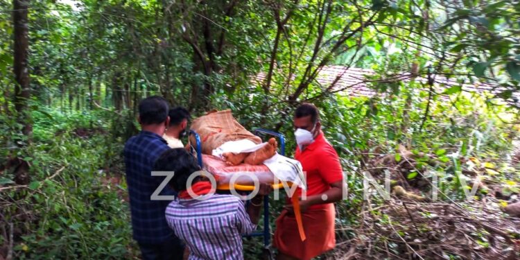 ಮುಂಡೂರು : ರಸ್ತೆ ಸಮಸ್ಯೆಯಿಂದ ಮೃತದೇಹ ಸಾಗಾಟಕ್ಕೆ ಪರದಾಡಿದ ಕುಟುಂಬ, ವಿಷಯ ತಿಳಿದು ಮೃತ ದೇಹವನ್ನು ತಾವೇ ಹೆಗಲು ಕೊಟ್ಟು ಸಾಗಿಸಿದ ಜನಪ್ರತಿನಿಧಿಗಳು