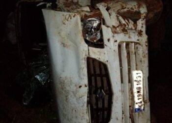 ಅಜ್ಜಿನಡ್ಕ ತಿರುವಿನಲ್ಲಿ ಹೊಂಡಕ್ಕೆ ಉರುಳಿದ ಕಾರು