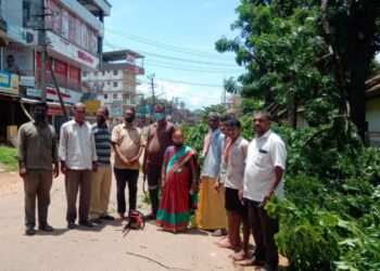 ಪುತ್ತೂರು ತಹಶೀಲ್ದಾರ್ ರಮೇಶ್ ಬಾಬು ನೇತೃತ್ವದ ಉಪ್ಪಿನಂಗಡಿ ಗೃಹರಕ್ಷಕದಳದ ಪ್ರವಾಹ ರಕ್ಷಣಾ ತಂಡದಿಂದ ಅಪಾಯಕಾರಿ ಮರಗಳ ಗೆಲ್ಲುಗಳ ತೆರವು
