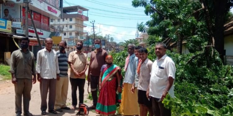 ಪುತ್ತೂರು ತಹಶೀಲ್ದಾರ್ ರಮೇಶ್ ಬಾಬು ನೇತೃತ್ವದ ಉಪ್ಪಿನಂಗಡಿ ಗೃಹರಕ್ಷಕದಳದ ಪ್ರವಾಹ ರಕ್ಷಣಾ ತಂಡದಿಂದ ಅಪಾಯಕಾರಿ ಮರಗಳ ಗೆಲ್ಲುಗಳ ತೆರವು