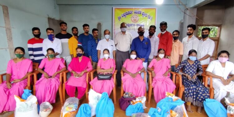 ವಿಟ್ಲ : ಶ್ರೀ ವಿಷ್ಣುಮೂರ್ತಿ ಯುವಕವೃಂದ (ರಿ) ವಿಷ್ಣುನಗರ ಕುಂಡಡ್ಕ ಇದರ ವತಿಯಿಂದ ಆಶಾಕಾರ್ಯಕರ್ತೆಯರಿಗೆ ಅಗತ್ಯ ವಸ್ತುಗಳ ಕಿಟ್ ವಿತರಣೆ